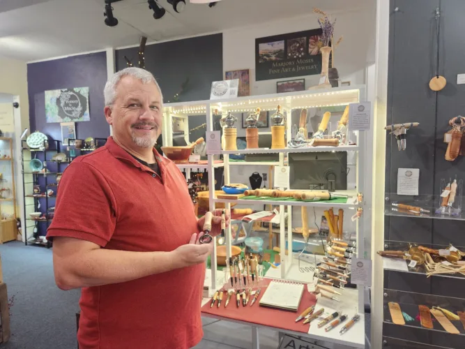 Woodturner Engstrom speaks with club